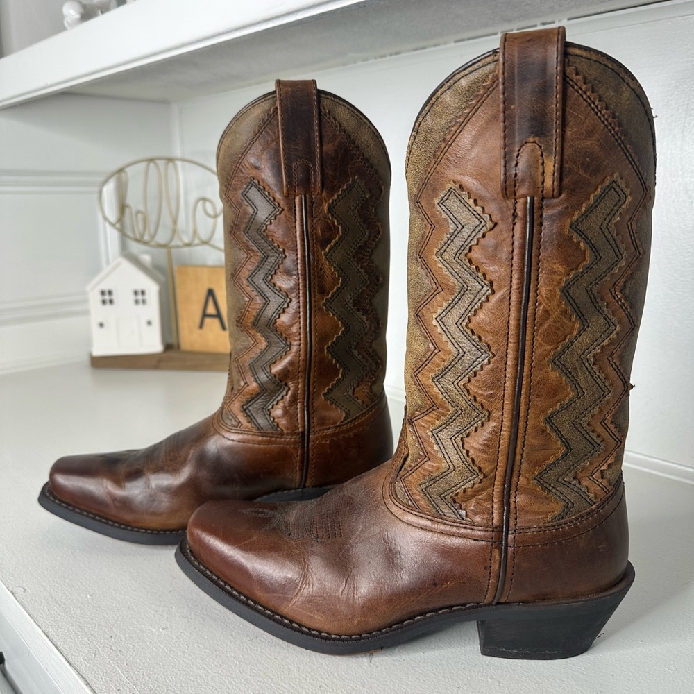 **SOLD**Laredo Women’s 7.5M Western Cowboy Boots Distressed Brown Zig-Zag - Picture 1 of 9